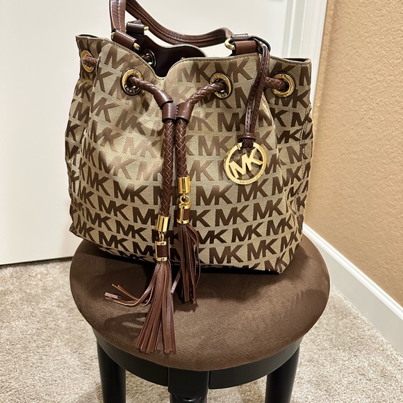 leather michael kors bucket bag